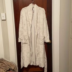 PLUSH THICK ROBE!